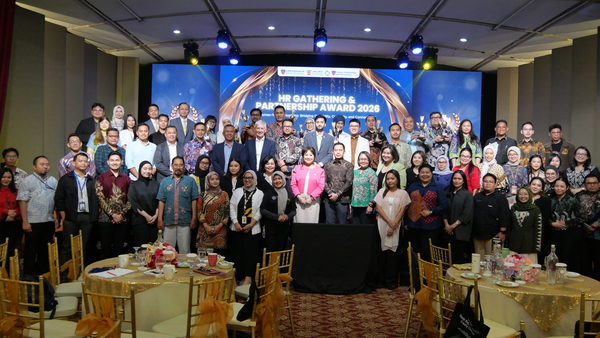 Foto bersama penerima awards dan audiens